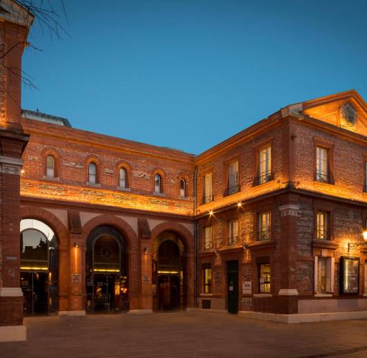 Extérieur de la halle aux grains en soirée